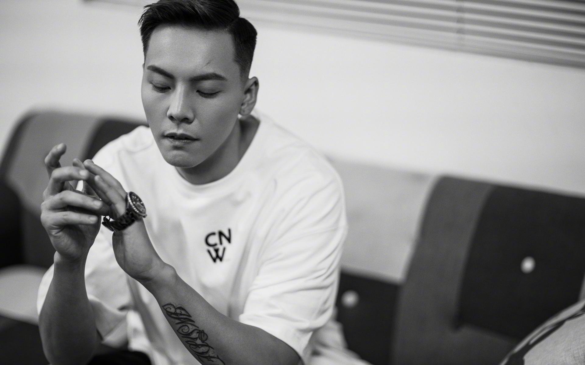 库兹马诺维奇在巴黎奥运会手球比赛中多次扑救对方远射，库兹马被选中视频