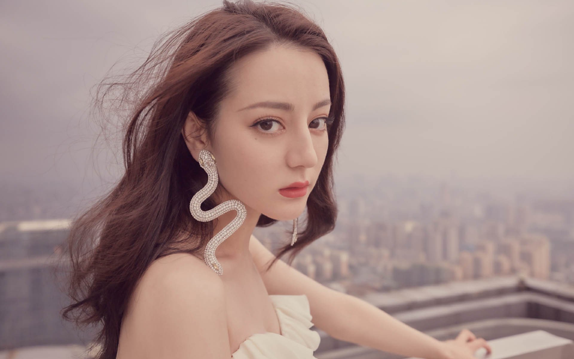 中国足球比赛火爆热播，球员表现逐渐成熟，看看中国足球队