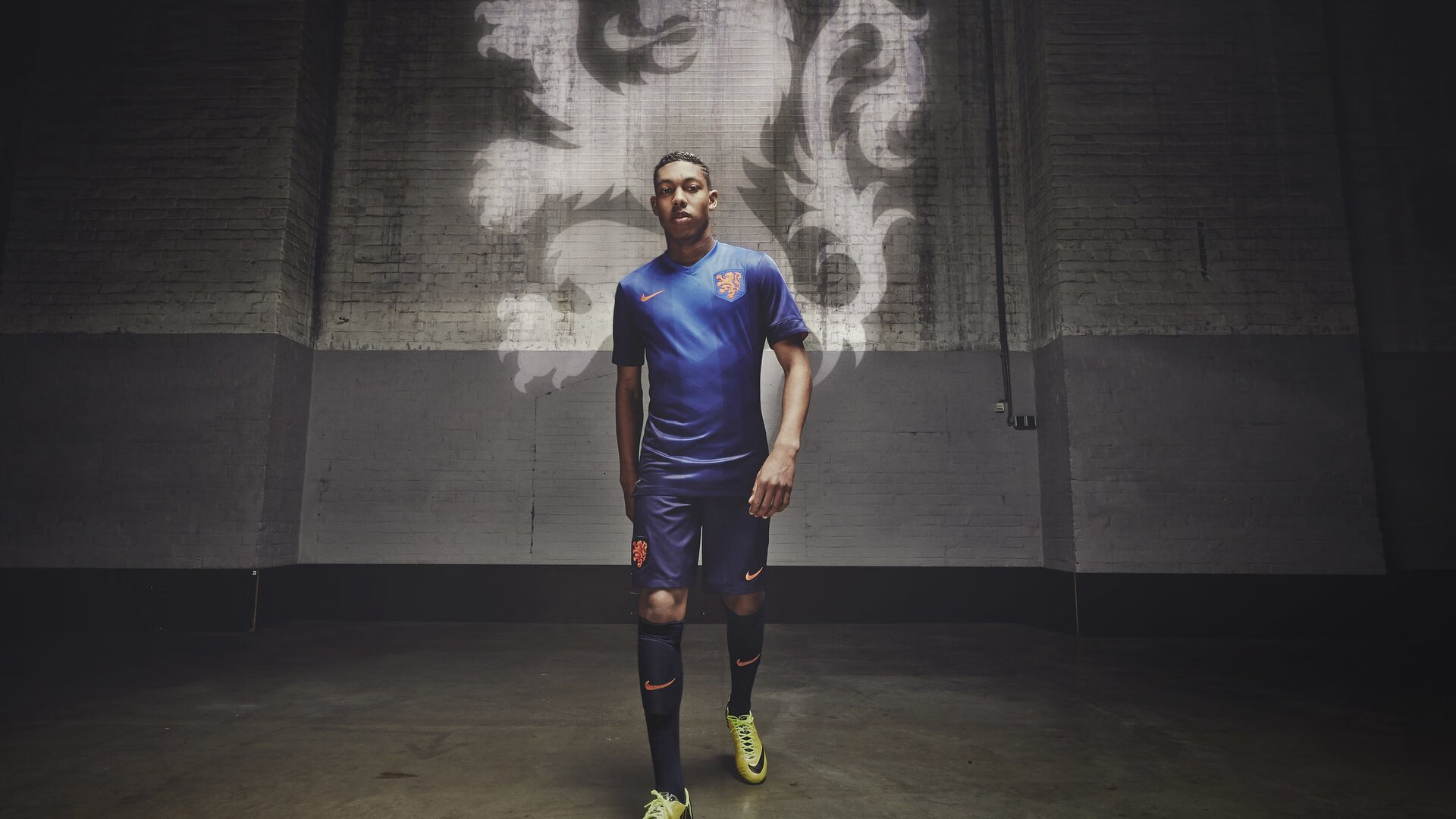 英超神奇瞬间不断，精彩进球和高难扑救令人震撼，英超球队进球纪录